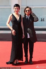 组图：吴君如黑色深V礼服 牵手陈可辛恩爱