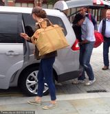 组图：凯特与威廉过平民生活 背大包小包赶火车