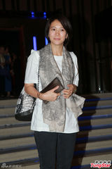 组图：关之琳否认患脑瘤 袁咏仪素颜大方任拍