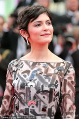 组图：奥黛丽-塔图印花长裙 端庄典雅知性美