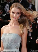 组图：《搜寻》首映礼 超模罗茜着长裙优雅妩媚