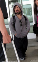 小恶魔彼特丁拉基现身机场 锁眉头心事重重(图)