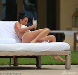 组图：卡戴珊浅黄比基尼度蜜月 沙漏形身材惹火