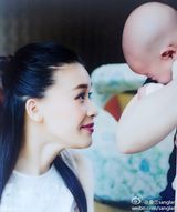 组图：桑兰产子两月晒全家福 儿子小手抓爸爸