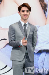 组图：孔孝真腿伤引注目 赵寅成温柔搀扶