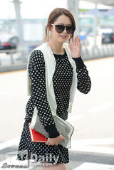 组图：高雅拉现身机场 皮肤完美近照无瑕