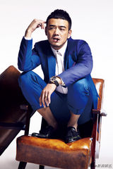 组图：杨烁西装彰显绅士魅力展嬉皮风范