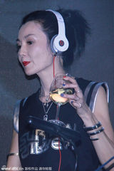 组图：张曼玉变DJ打碟喊麦 影后不再唱跑调摇滚