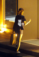 组图：殷桃会男性友人 饭后去按摩店休闲