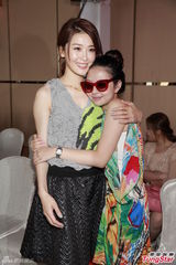 组图：周丽淇雪肤娇艳秀锁骨 怕恋情成焦点