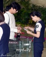 组图：东方神起孔侑等现身 胡茬微露不拘小节