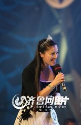 组图：葛天济南参加选秀 环肥高挑笑容满面