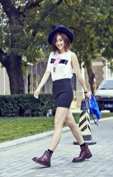 组图：刘云(刘芸)自由随性街拍 露率真女人味儿