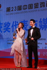 组图：赵薇获百花最佳导演落泪 黄晓明帮提裙子