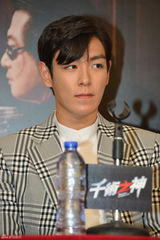 BigBang TOP到港宣传电影 摆搞怪POSE逗笑粉丝