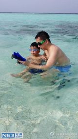 组图：王中磊17岁女儿长腿清秀 姐弟有爱互动