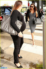 组图：贴心好闺蜜!米兰达潮装陪怀孕好友做检查