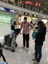 组图：东京影帝王千源携女赴戛纳 机场显温情