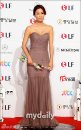 组图：孙泰英裸色长裙分外妖娆 难掩女神气质