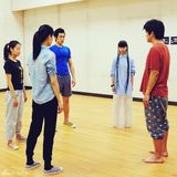 组图：小彩旗清纯演剧版静秋 素颜排练发辫独特