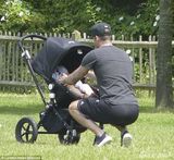 组图：小贝变全职奶爸 独自带小七公园遛弯儿