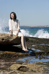 组图：袁泉海边阳光写真展迷人笑容