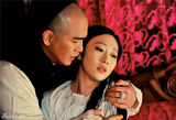 组图：《十月围城》张晓龙大婚 怀抱新娘痛哭
