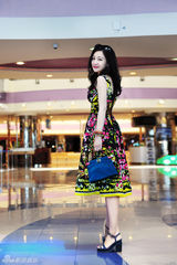 组图：刘梓妍阿联酋行街拍绽放异域风采