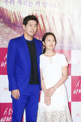 独家：韩星尹珍睿镂空白裙出席试映显优雅