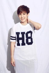 组图：金宇彬曝帅气定妆照 搭人气泰星Tina