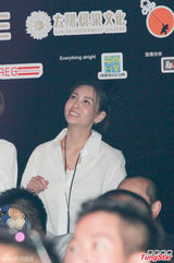 组图：脱掉脱掉！杜德伟台上激情脱衣仅留内裤