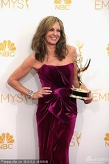 组图：艾莉森-珍妮获艾美奖喜剧类最佳女配角