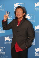 组图：《亲爱的》媒体见面 赵薇郝蕾献吻陈可辛