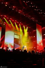 组图：毛阿敏出道30年首办巡演 西装短裙显帅气