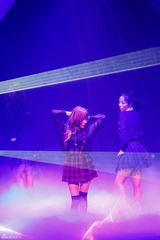 独家：少女时代TTS热辣献唱 下叉劈腿秀舞功