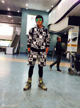 组图：陆毅贝儿新西兰秀潮范儿 表情长腿齐同步