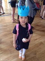 组图：赵薇抱女出游 小四月戴发箍大眼漂亮