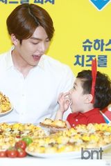 组图：韩星金宇彬喂萌娃吃披萨露暖男笑容