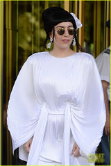 组图：Gaga黑发戴白花扮优雅贵妇 百褶宽袍个性