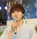 组图：小鲜肉山崎贤人看自己半裸泳裤照羞红脸