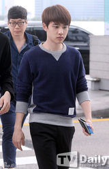 组图：EXO机场现身 墨镜口罩一个都不能少