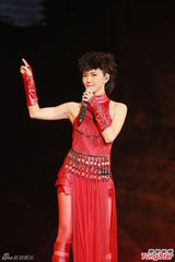 组图：孙燕姿演唱会紧身裤玩倒立 牵手张学友