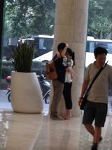 组图：奶茶妹妹刘强东酒店紧拥 情话绵绵说不尽