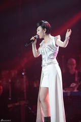 组图：星开幕掀神秘幕布 尼格买提高呼心跳加速