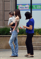 独家：童蕾高档小区抱女孩玩耍 疑似女儿曝光