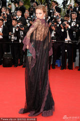 组图：超模凯莉-克劳斯透视印花纱裙美艳现身