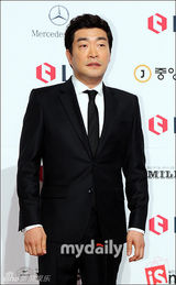 组图：孙贤周稳重亮相 实力派不用花哨也显眼