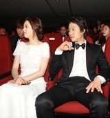 组图：百想全智贤金秀贤拿奖开怀 陶子下蹲颁奖