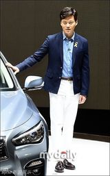 组图：赵寅成等现身釜山车展 看完帅男看车模