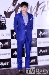 组图：《哭泣的男人》张东健蓝色西服儒雅亮相